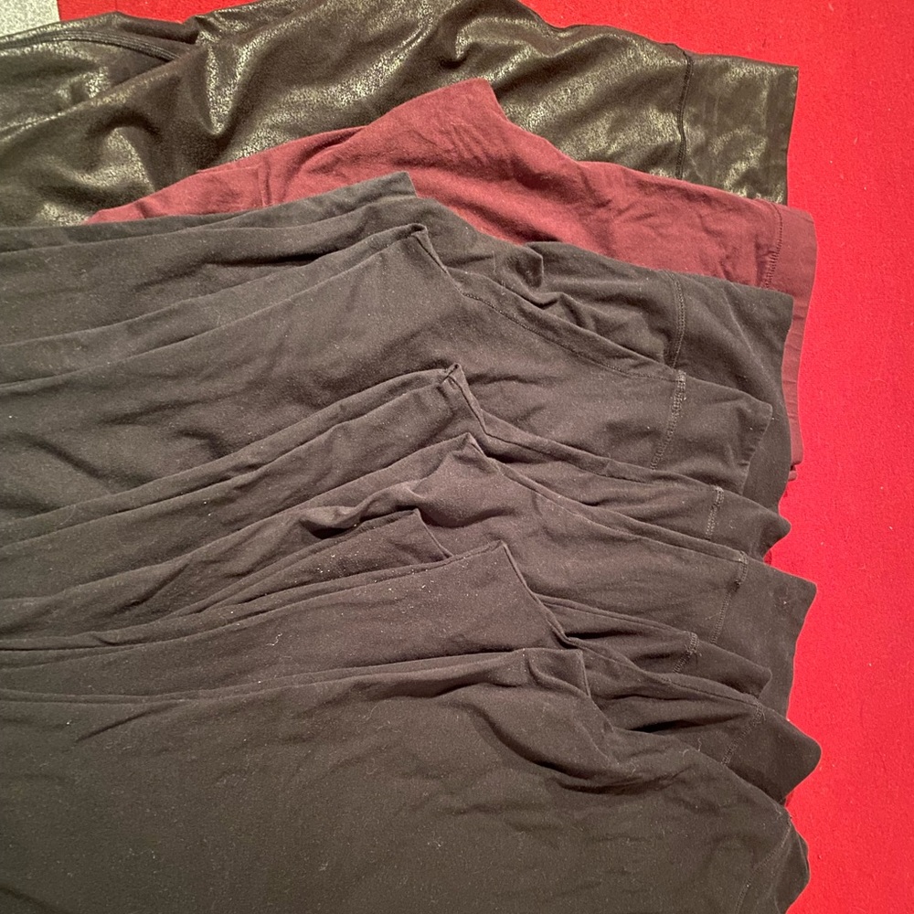 9 pairs of XL Aerie leggings.
